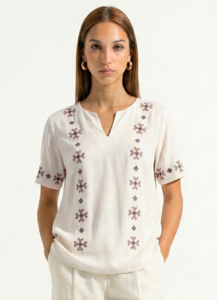 Blusa Branca Bordada Manga Curta em Viscose Sob - Imagem 2