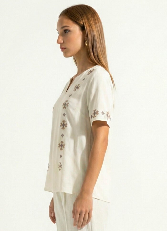 Blusa Branca Bordada Manga Curta em Viscose Sob - Imagem 5