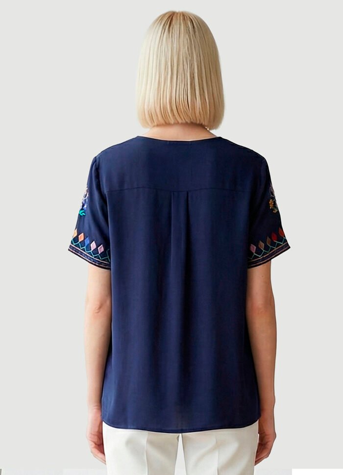 Blusa Marinho em Viscose Manga Curta Sob Bordada Colorida - Imagem 5