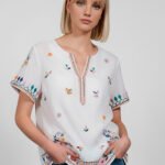 Blusa Branca em Viscose Manga Curta Sob Bordada Colorida