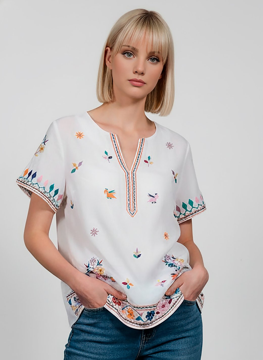 Blusa Branca em Viscose Manga Curta Sob Bordada Colorida