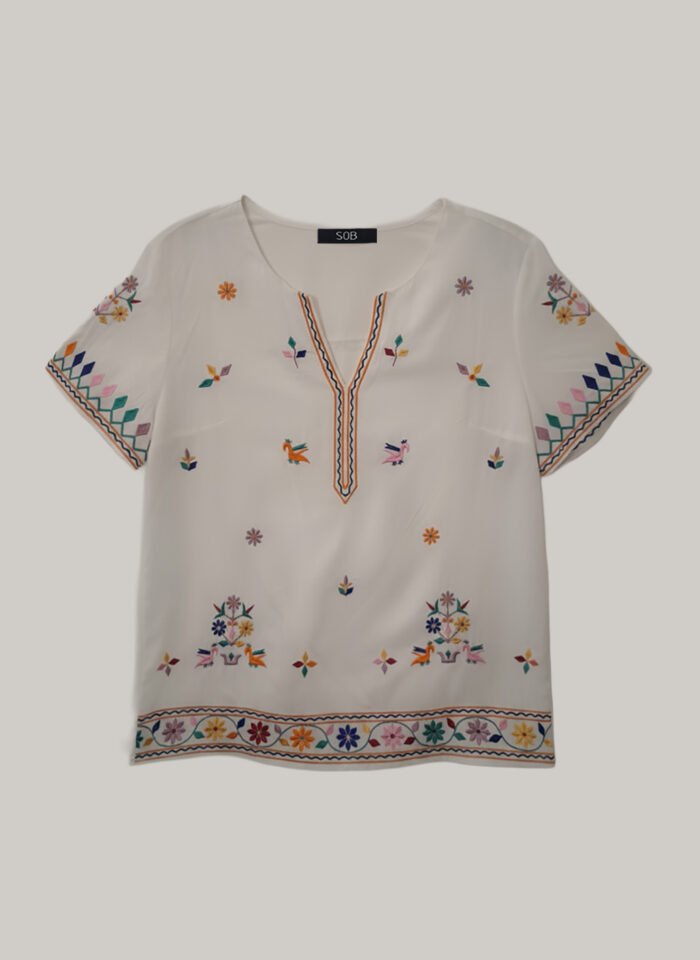 Blusa Branca em Viscose Manga Curta Sob Bordada Colorida - Imagem 3