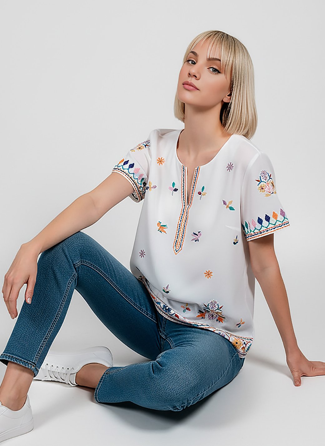 Blusa Branca em Viscose Manga Curta Sob Bordada Colorida - Image 2