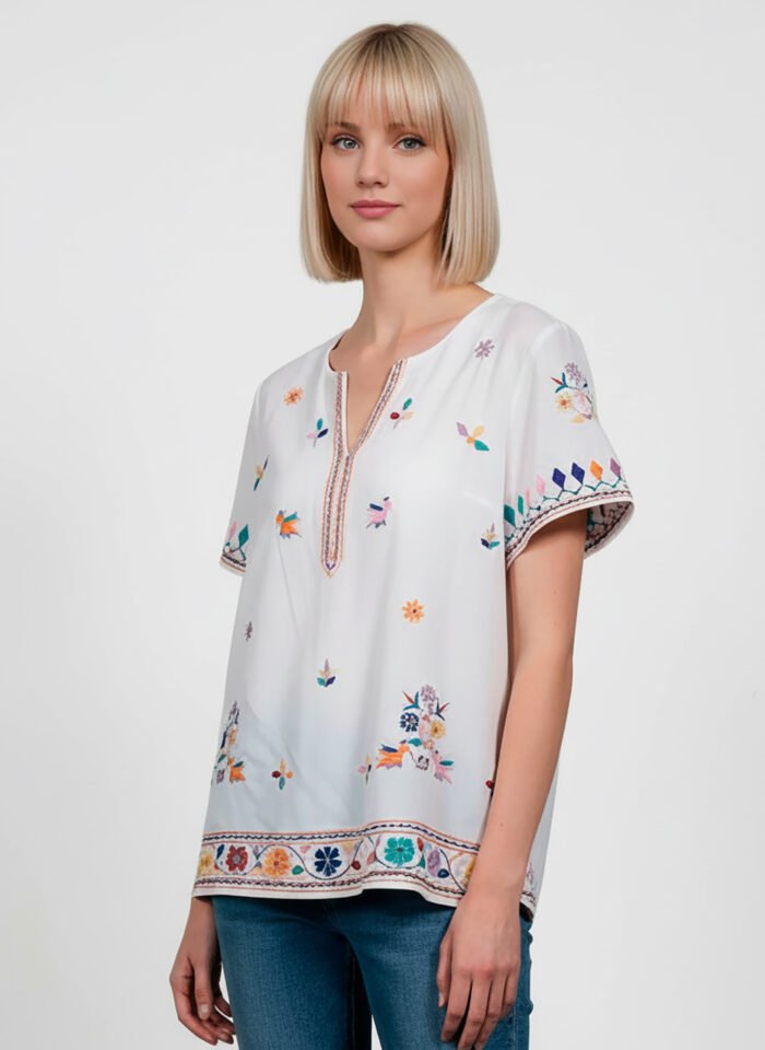 Blusa Branca em Viscose Manga Curta Sob Bordada Colorida - Imagem 7