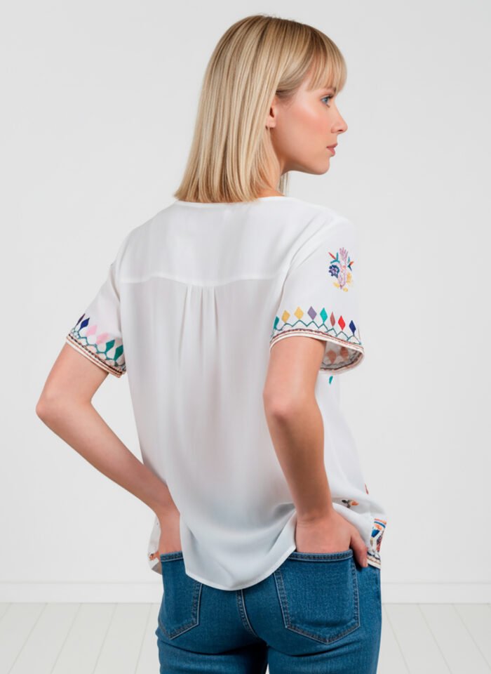 Blusa Branca em Viscose Manga Curta Sob Bordada Colorida - Imagem 5