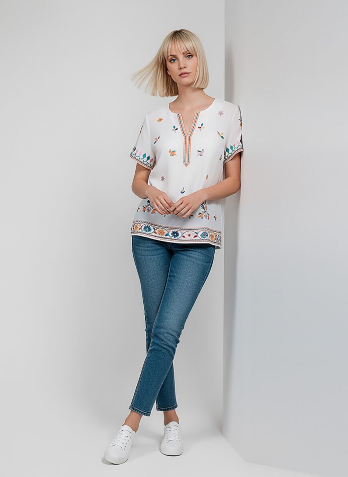 Blusa Branca em Viscose Manga Curta Sob Bordada Colorida - Imagem 4