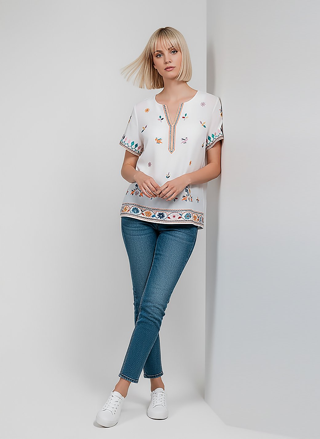 Blusa Branca em Viscose Manga Curta Sob Bordada Colorida - Image 4