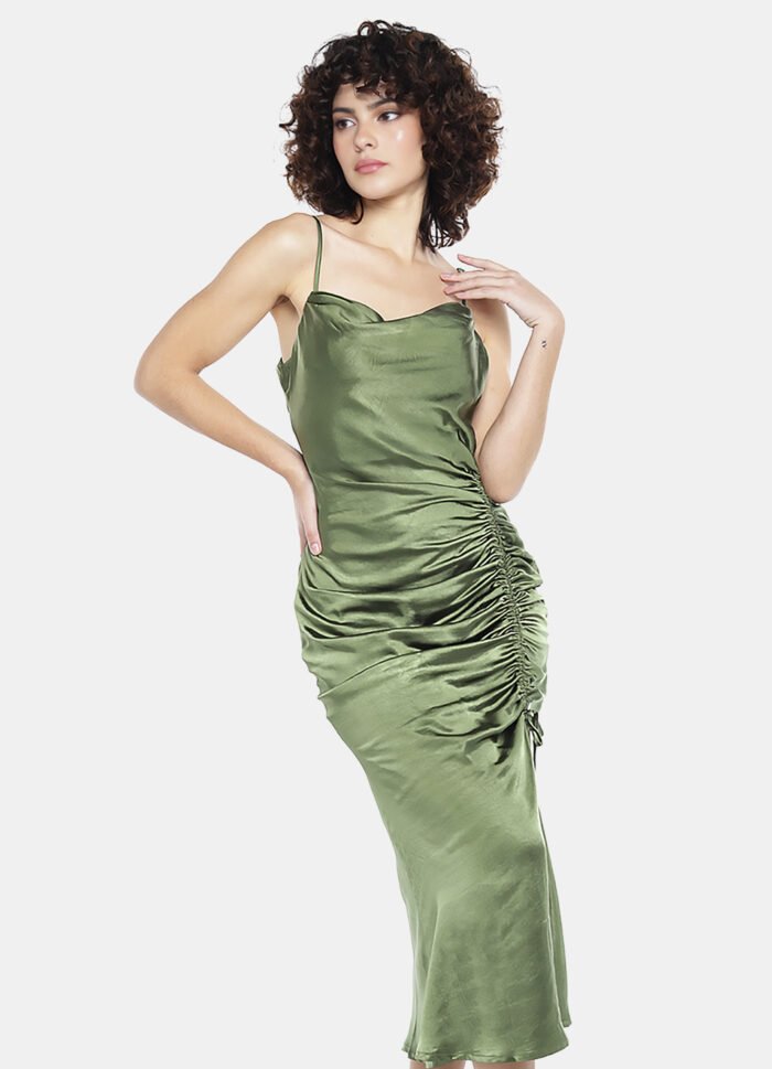 Vestido Midi de Cetim Verde com Bojo e Fenda Sob - Imagem 5