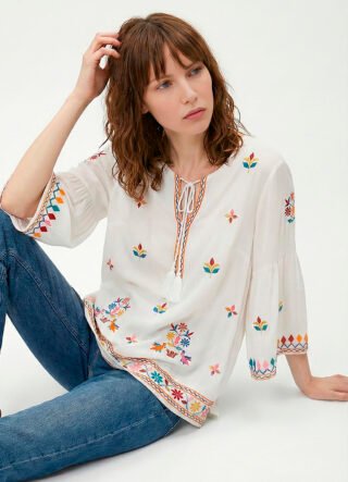 Blusa Branca em Viscose Manga 3/4 Sob Bordada Colorida