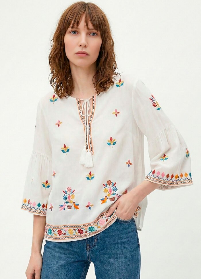 Blusa Branca em Viscose Manga 3/4 Sob Bordada Colorida - Imagem 2