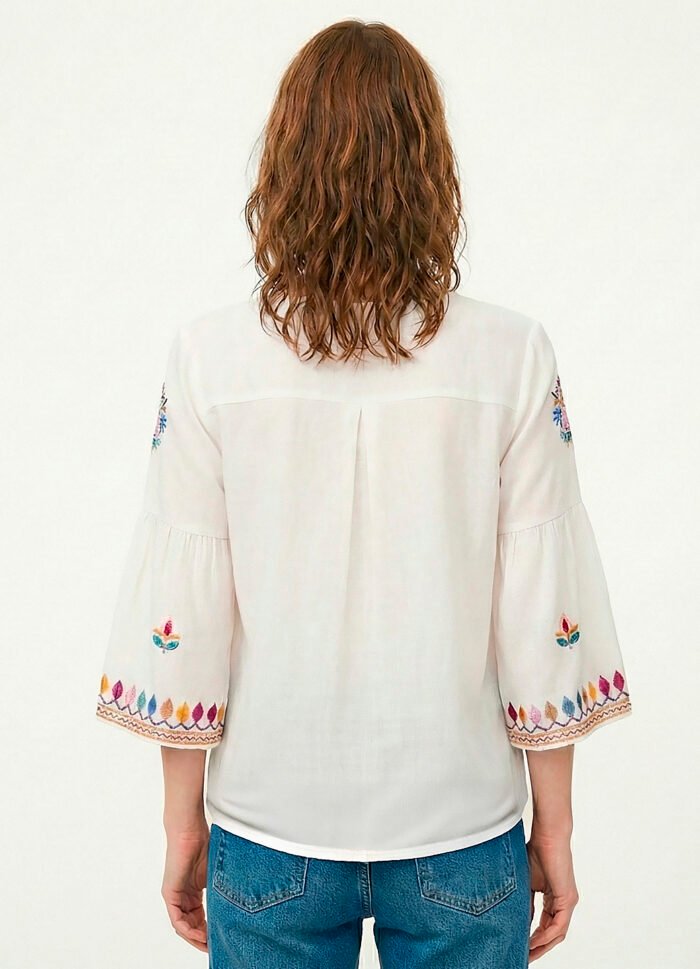 Blusa Branca em Viscose Manga 3/4 Sob Bordada Colorida - Imagem 4