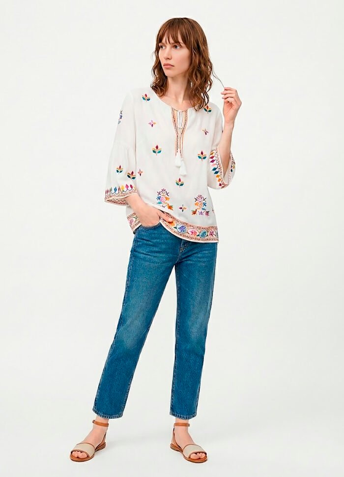 Blusa Branca em Viscose Manga 3/4 Sob Bordada Colorida - Imagem 3