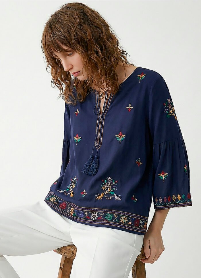 Blusa Marinho em Viscose Manga 3/4 Sob Bordada Colorida - Imagem 2