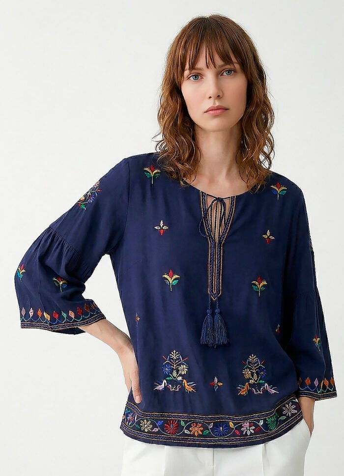 Blusa Marinho em Viscose Manga 3/4 Sob Bordada Colorida - Imagem 5