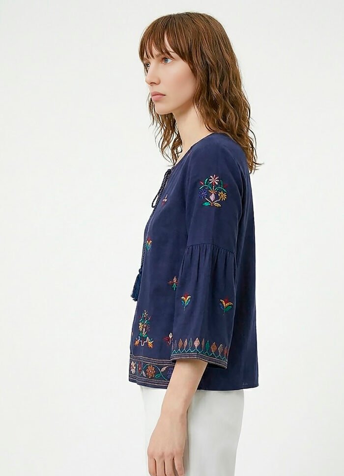 Blusa Marinho em Viscose Manga 3/4 Sob Bordada Colorida - Imagem 4