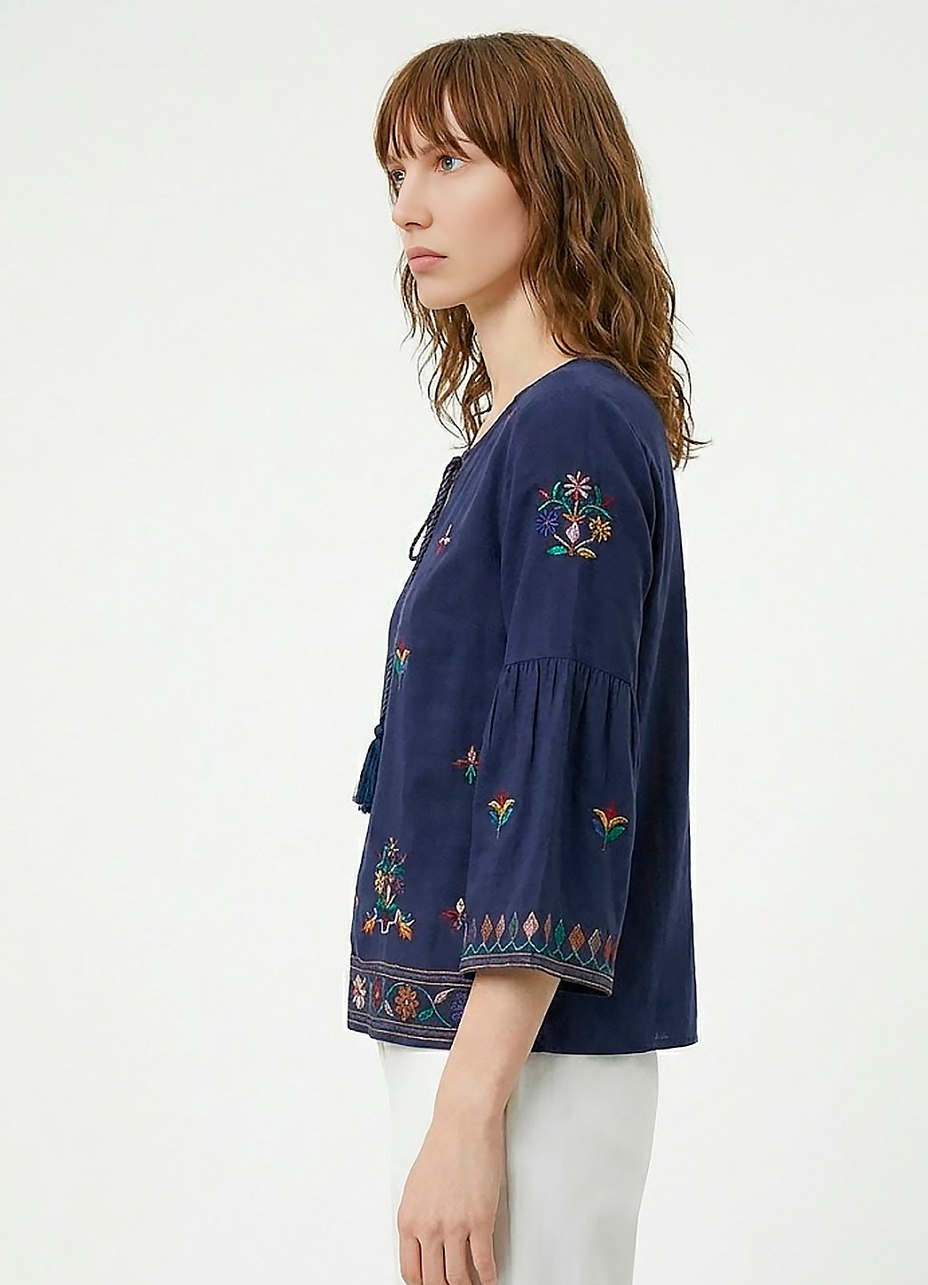 Blusa Marinho em Viscose Manga 3/4 Sob Bordada Colorida - Image 4