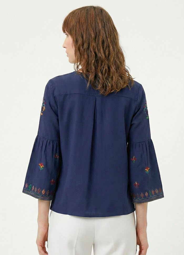 Blusa Marinho em Viscose Manga 3/4 Sob Bordada Colorida - Imagem 3