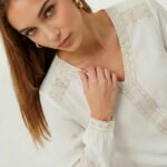 Blusa Branca Bordada Gola V em Viscose com Manga Longa Sob