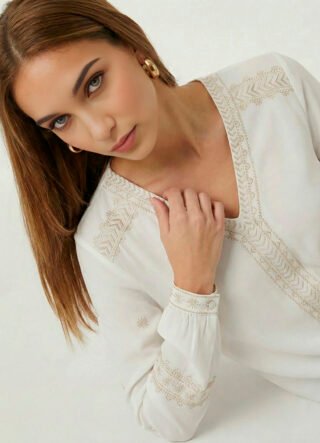 Blusa Branca Bordada Gola V em Viscose com Manga Longa Sob