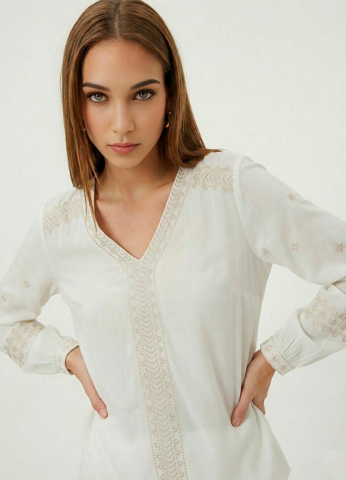 Blusa Branca Bordada Gola V em Viscose com Manga Longa Sob - Imagem 2