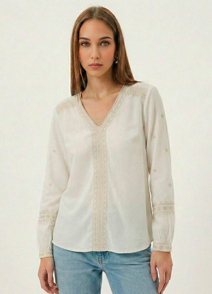 Blusa Branca Bordada Gola V em Viscose com Manga Longa Sob - Imagem 4