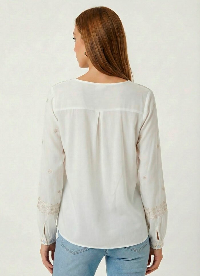 Blusa Branca Bordada Gola V em Viscose com Manga Longa Sob - Imagem 5