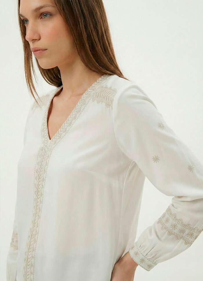 Blusa Branca Bordada Gola V em Viscose com Manga Longa Sob - Imagem 3