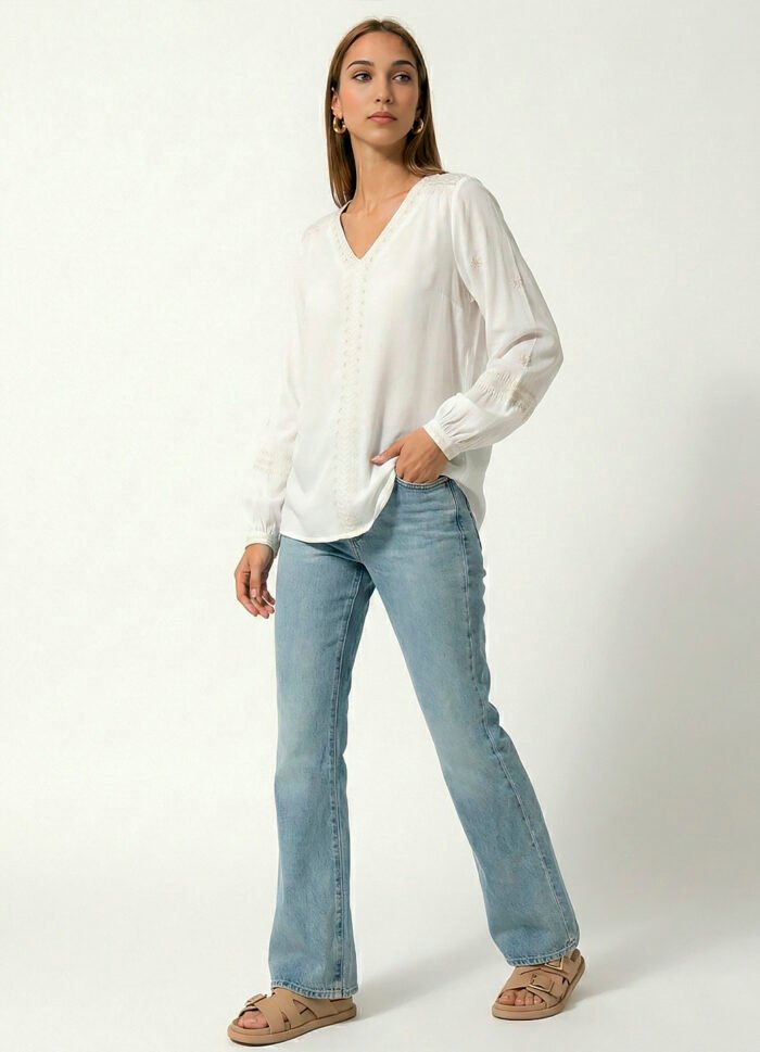 Blusa Branca Bordada Gola V em Viscose com Manga Longa Sob - Imagem 6