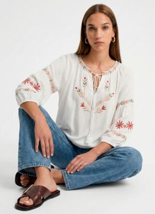 Blusa Branca Bordada Boho Sob em Viscose Manga 3/4