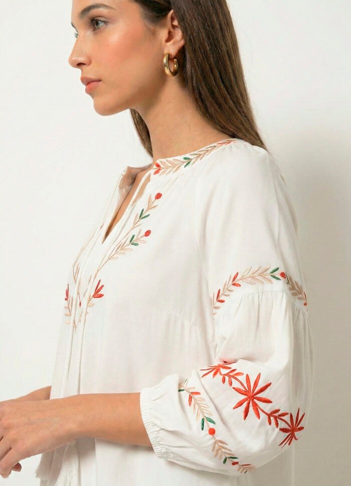 Blusa Branca Bordada Boho Sob em Viscose Manga 3/4 - Imagem 2