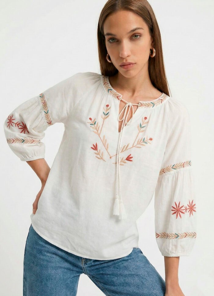 Blusa Branca Bordada Boho Sob em Viscose Manga 3/4 - Imagem 3
