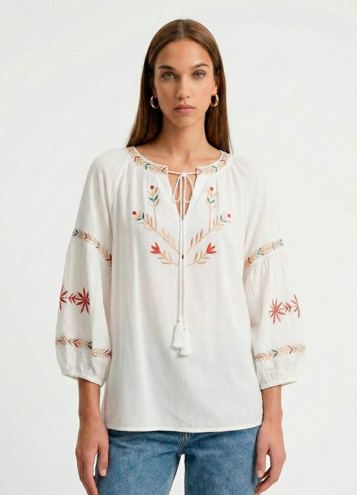 Blusa Branca Bordada Boho Sob em Viscose Manga 3/4 - Imagem 4