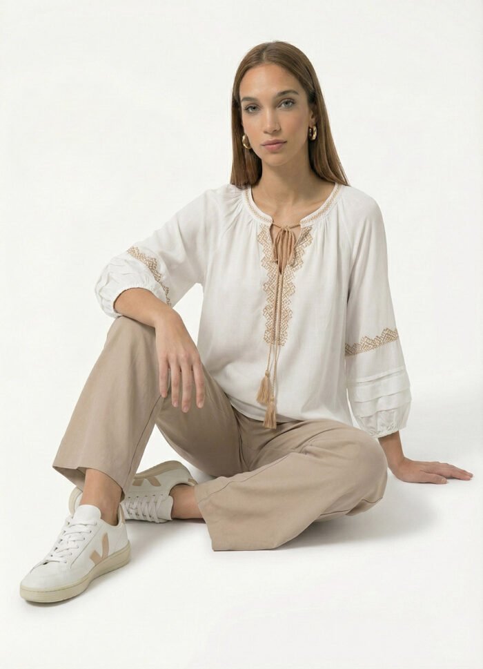 Blusa Branca e Bege Bordada  Manga 3/4 Viscose Sob - Imagem 2