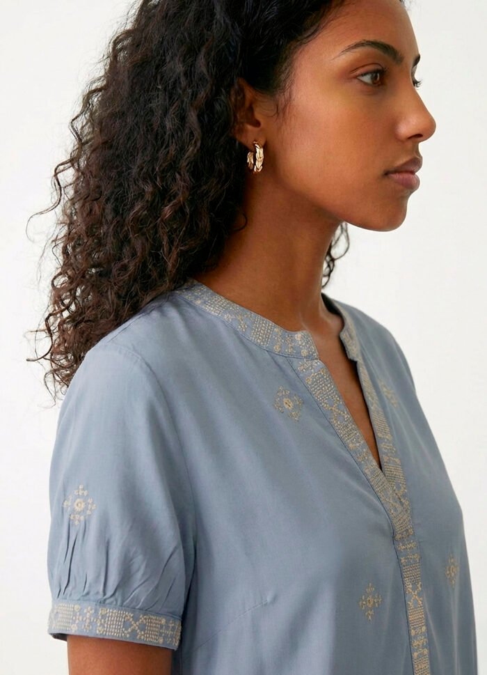 Blusa Azul Bordada Manga Curta em Viscose Sob - Imagem 2