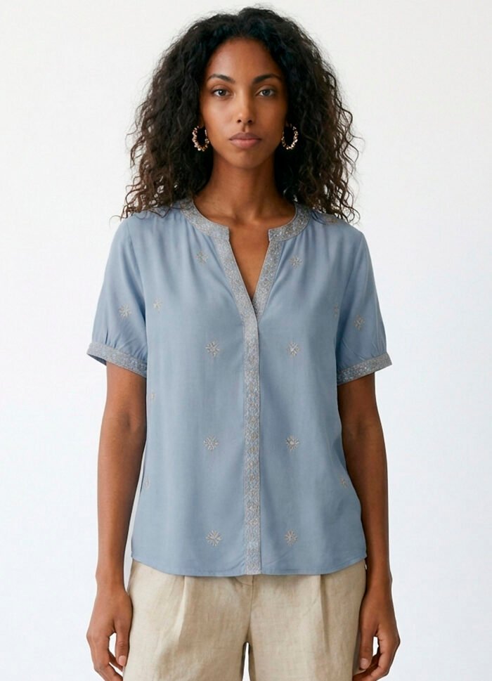 Blusa Azul Bordada Manga Curta em Viscose Sob - Imagem 7