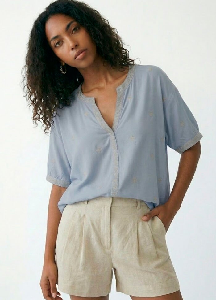 Blusa Azul Bordada Manga Curta em Viscose Sob - Imagem 4
