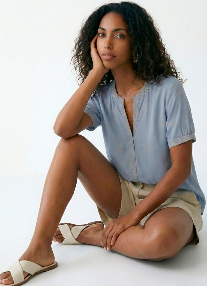 Blusa Azul Bordada Manga Curta em Viscose Sob - Imagem 3