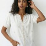 Blusa Branca Bordada Bege Claro Manga Curta em Viscose Sob