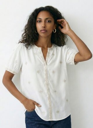 Blusa Branca Bordada Bege Claro Manga Curta em Viscose Sob