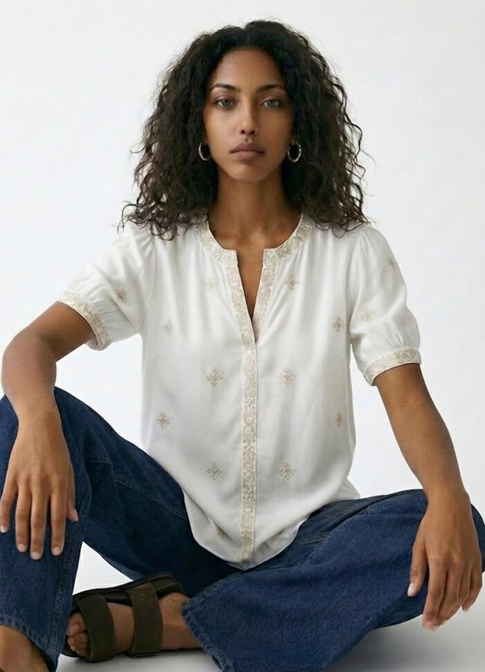 Blusa Branca Bordada Bege Claro Manga Curta em Viscose Sob - Imagem 2