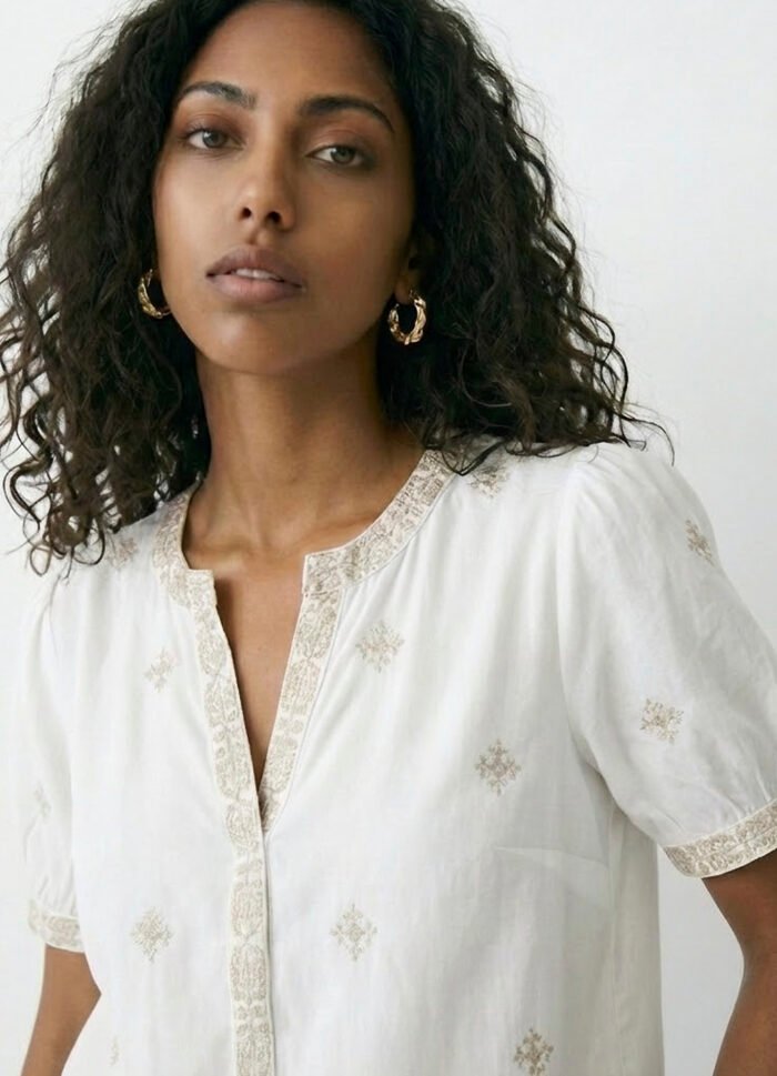 Blusa Branca Bordada Bege Claro Manga Curta em Viscose Sob - Imagem 6