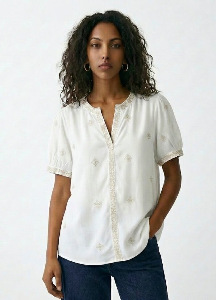 Blusa Branca Bordada Bege Claro Manga Curta em Viscose Sob - Imagem 5