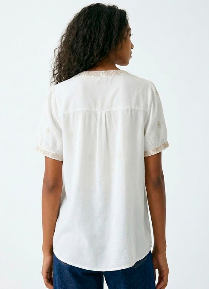 Blusa Branca Bordada Bege Claro Manga Curta em Viscose Sob - Imagem 4