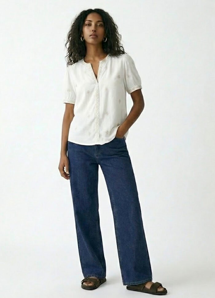 Blusa Branca Bordada Bege Claro Manga Curta em Viscose Sob - Imagem 3