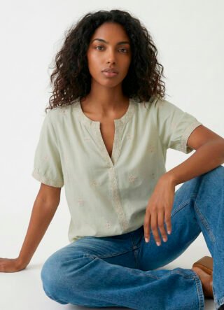 Blusa Verde Claro Bordada Manga Curta em Viscose Sob