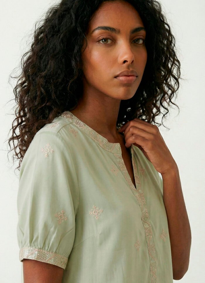 Blusa Verde Claro Bordada Manga Curta em Viscose Sob - Imagem 2