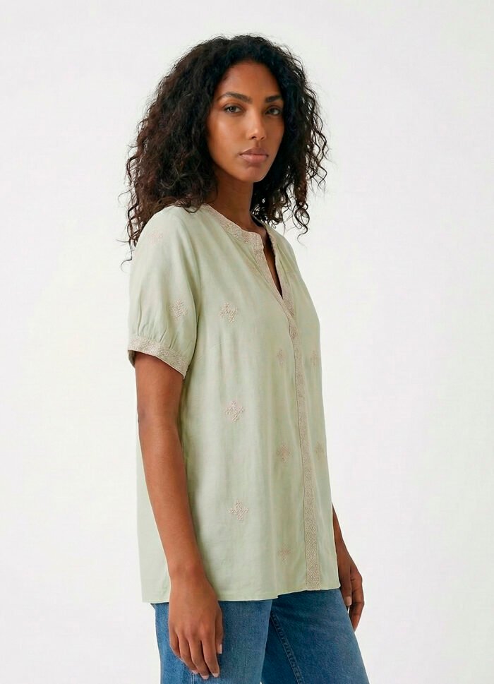 Blusa Verde Claro Bordada Manga Curta em Viscose Sob - Imagem 6