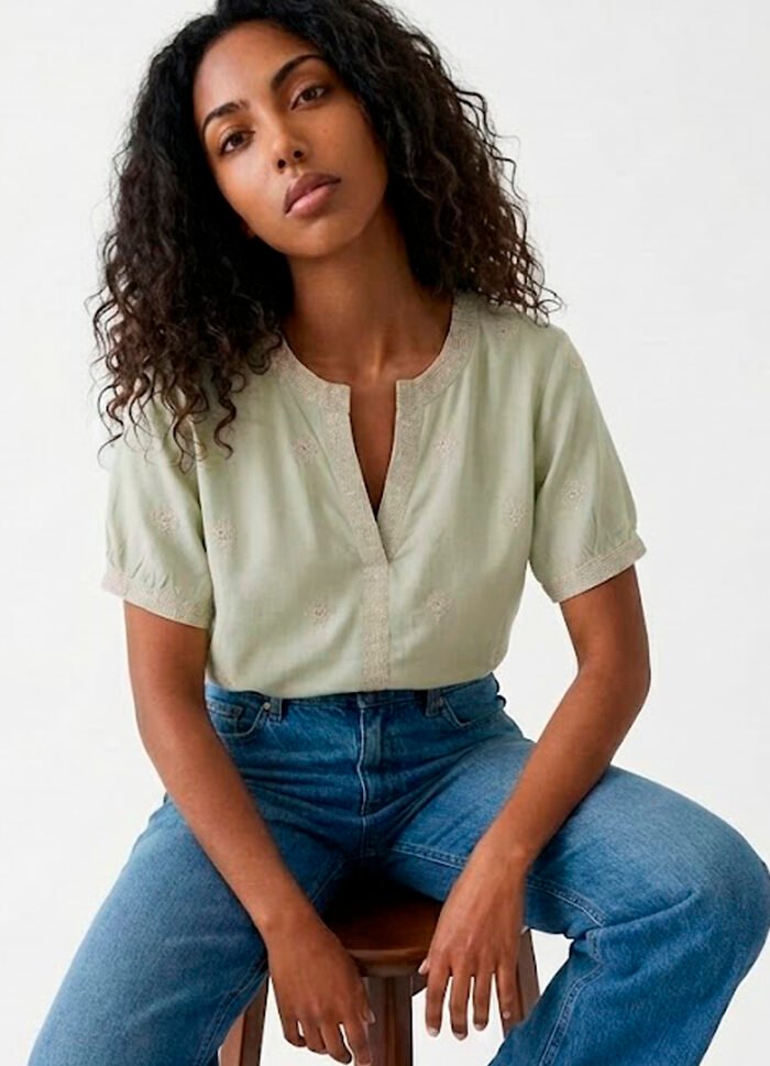 Blusa Verde Claro Bordada Manga Curta em Viscose Sob - Imagem 3