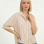 Camisa Feminina Listrada Manga Curta em Viscose Off White Sob