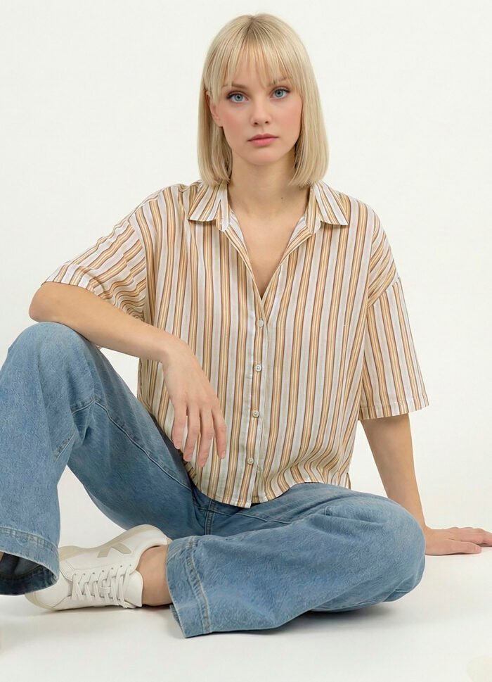 Camisa Feminina Listrada Manga Curta em Viscose Off White Sob - Imagem 2